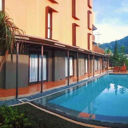 ホテル Grand Metro Puncak Cibodas エクステリア 写真