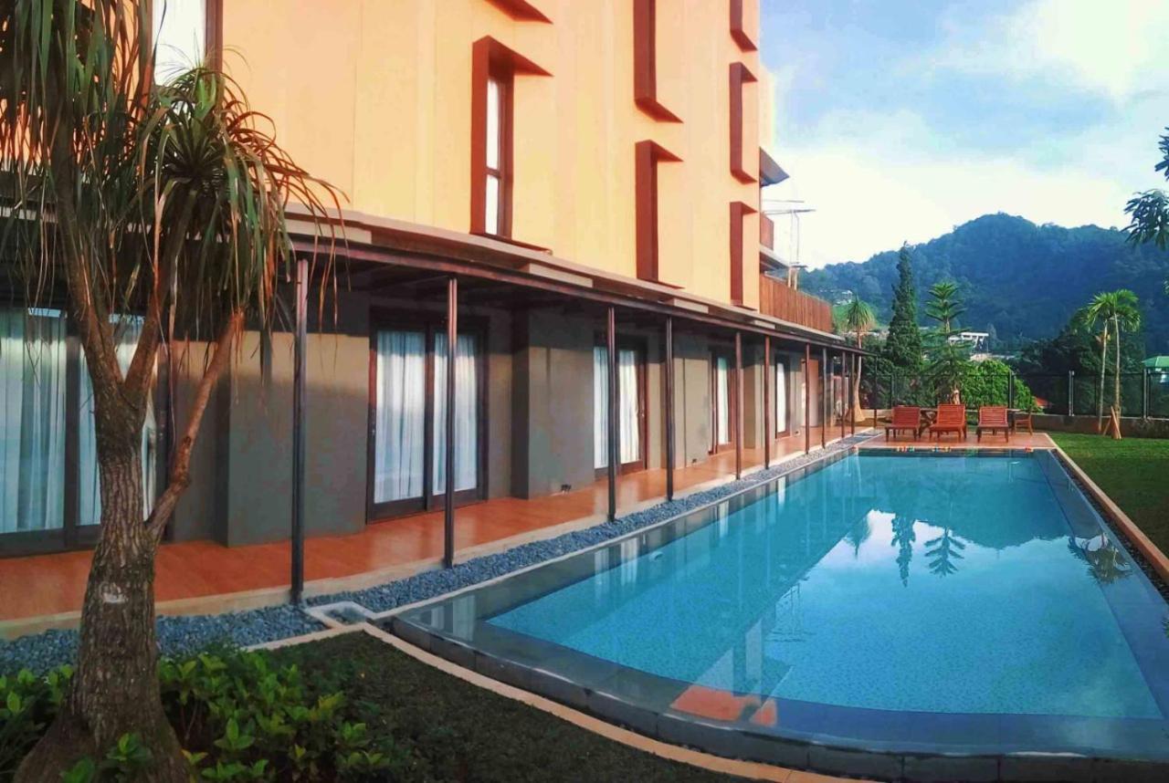 ホテル Grand Metro Puncak Cibodas エクステリア 写真